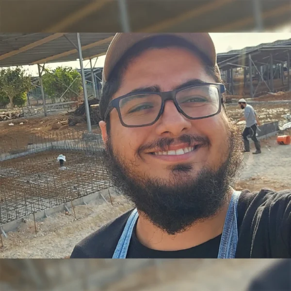יוסף אזולאי הבעלים של אזולאי פרויקטים - קבלן בשטח בזמן בנייה ICF NUDURA – הכנת תשתית לקראת יציקת בטון בפרויקט שלד פרטי