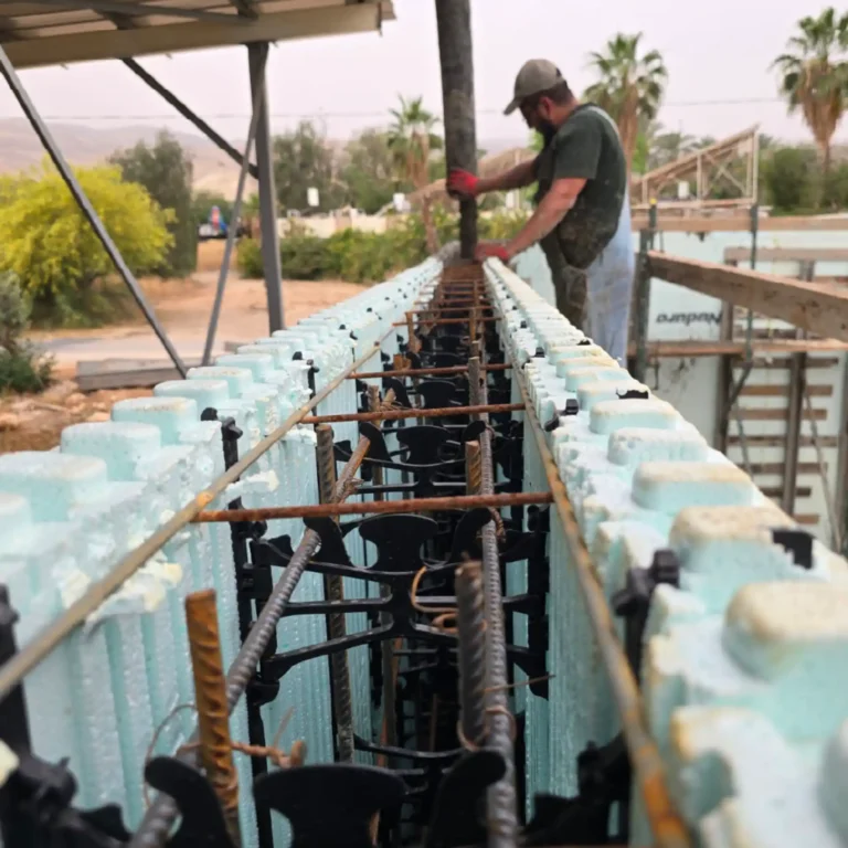 יציקת בטון לקירות מבודדים בפרויקט בניה ICF – שלב קריטי.