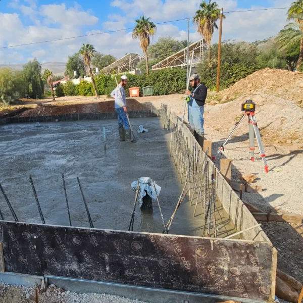 עבודה עברית בפרויקט ICF של אזולאי פרויקטים - מבצעים יציקת בטון בפרויקט בנייה ICF – שלב יסודות וחיזוק ברזל