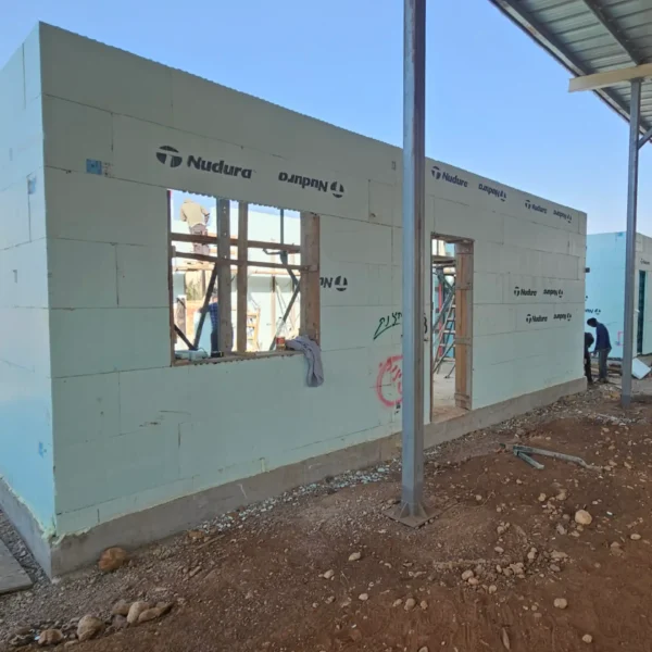 שלב הרכבת קירות בפרויקט שיטת ICF עם תבניות NUDURA – פתחים לחלונות ודלתות.