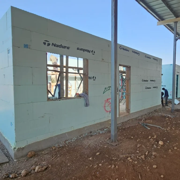 שלב הרכבת קירות בפרויקט שיטת ICF עם תבניות NUDURA – פתחים לחלונות ודלתות.