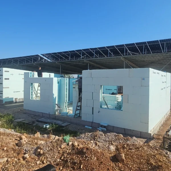 התקנת תבניות NUDURA לקירות חיצוניים בפרויקט בנייה בשיטת ICF – מבט כולל מהשטח.